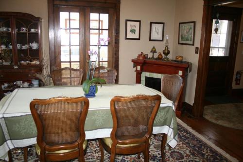 ein Esszimmer mit einem Tisch und Stühlen in der Unterkunft Serendipity Bed and Breakfast in Saugatuck