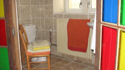 La salle de bains est pourvue de toilettes, d'un lavabo et de serviettes. dans l'établissement Le Petit Bois, à Château-la-Vallière