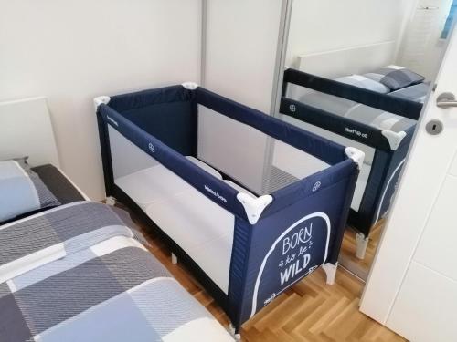 Ένα ή περισσότερα κρεβάτια σε δωμάτιο στο Modern Sarajevo apartment