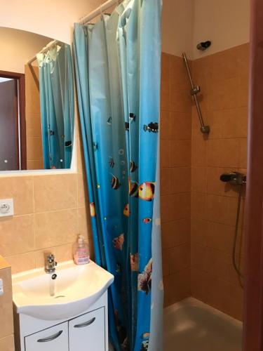 La salle de bains est pourvue d'une douche, d'un lavabo et d'une baignoire. dans l'établissement Restauracja Łania, à Koszalin