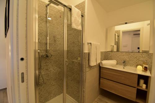 y baño con ducha y lavamanos. en Effe Home Sorrento, en Sorrento