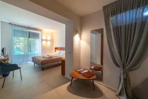 Кровать или кровати в номере Le Stanze del Lago Suites & Pool