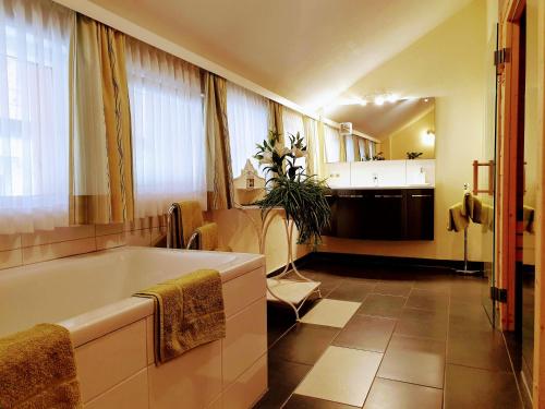 W łazience znajduje się wanna i umywalka. w obiekcie Haus Bergblick w mieście Altaussee