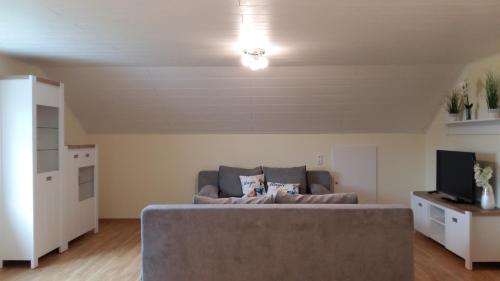 ein Wohnzimmer mit Sofa und Fernseher in der Unterkunft Ferienwohnung Giovanni in Schwandorf in Bayern
