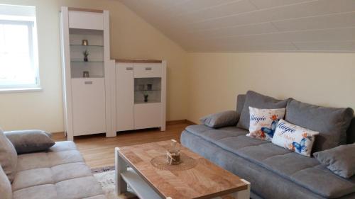 ein Wohnzimmer mit einer Couch und einem Couchtisch in der Unterkunft Ferienwohnung Giovanni in Schwandorf in Bayern