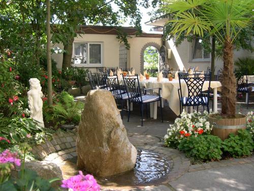 Un jardín fuera de Hotel Anika