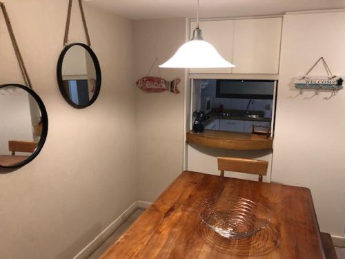 comedor con mesa de madera y espejo en Condominio San Alfonso del Mar, en Algarrobo