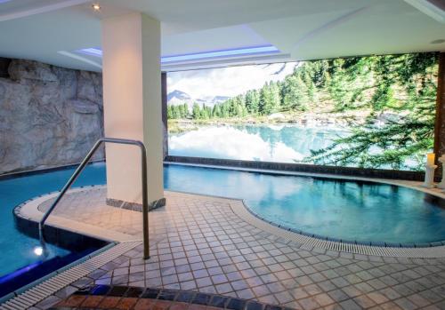 Bazén v ubytování Hotel Sonne Ischgl nebo v jeho okolí