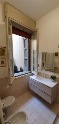 La salle de bains est pourvue d'une baignoire, de toilettes et d'un lavabo. dans l'établissement Appartamenti Pratello, à Bologne