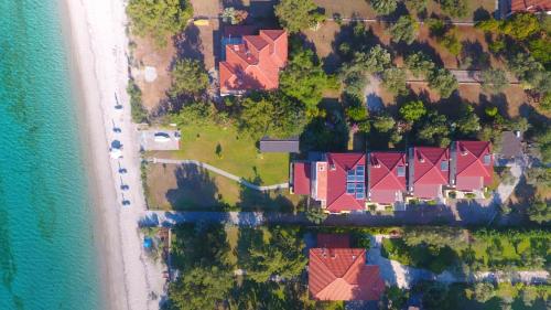 een luchtzicht op een huis naast een strand bij Villa Argo 2 - Beachfront, Big gardens, Location! in Pefkochori