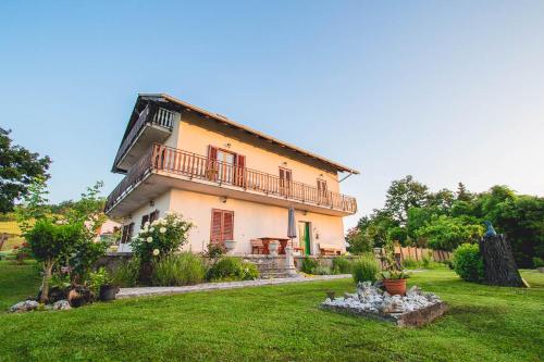 ein großes Haus mit Balkon auf einem Hof in der Unterkunft Farm stay Synergia - Hiden treasure in Pazin