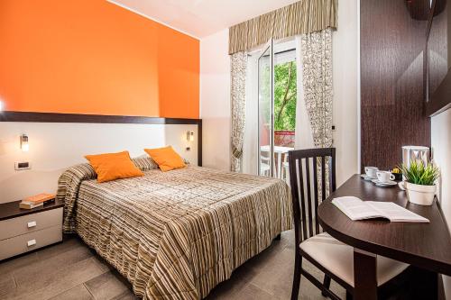 Hotel Vienna tesisinde bir odada yatak veya yataklar