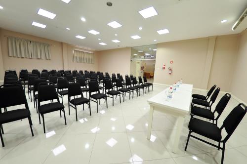 a conference room with a rows of chairs and a table at klein Ville Esteio Br in Esteio