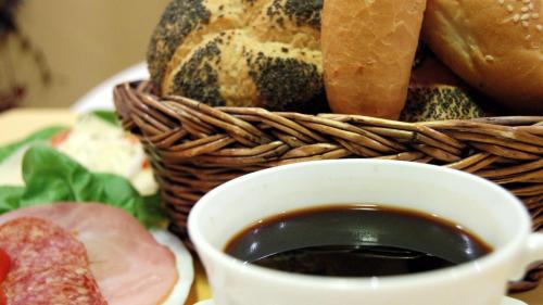 ブダエルシュにあるVarga-ház panzióのコーヒーとパンを一皿