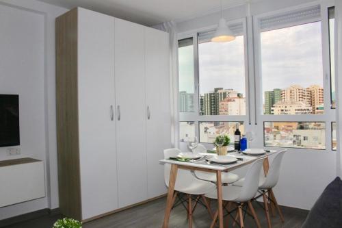 d'une salle à manger avec une table, des chaises et une fenêtre. dans l'établissement Apartamento Don Miguel Playa, à Fuengirola