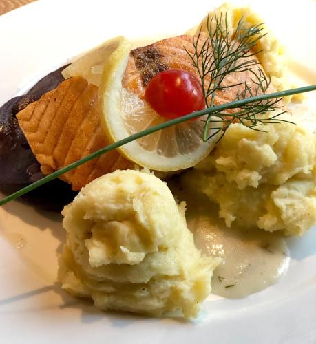 Makanan di atau berdekatan apartmen