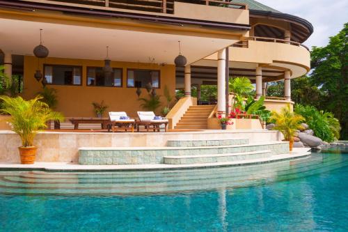 una casa con piscina frente a una casa en Villa Nimbu, en Mal País