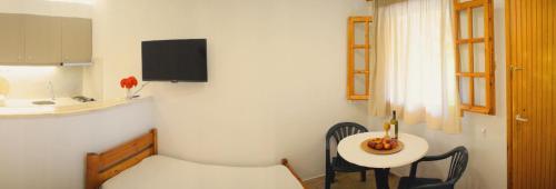 a small room with a table and a small table and a table and chair at Studio Candia in Kandia