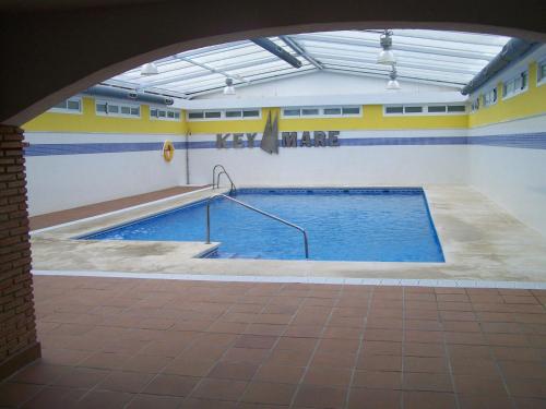 una gran piscina en un edificio en Al Andalus Resort en Vera