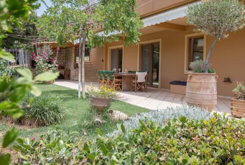a garden in front of a house at Family Getaway in Marathon by GHH in Marathón