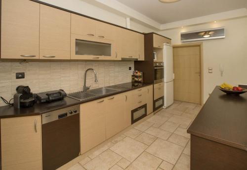a kitchen with wooden cabinets and a counter top at Family Getaway in Marathon by GHH in Marathón