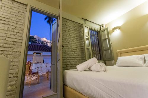 - une chambre avec 2 lits et un balcon avec vue dans l'établissement Plaka360 Apartments, à Athènes