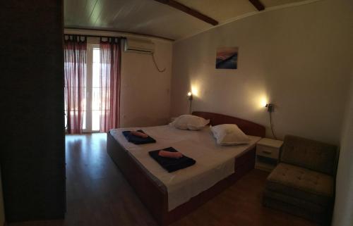 - une chambre avec un lit et 2 serviettes dans l'établissement Apartman Rodić, à Omiš