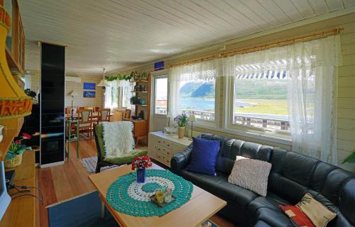 Posezení v ubytování Rivdnji Holiday Home Smørfjord