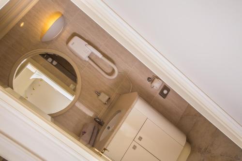 een badkamer met een spiegel en een wastafel bij President Boutique Apartment II in Brno