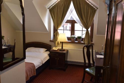 1 dormitorio con cama y ventana en Zielona Weranda, en Wieluń