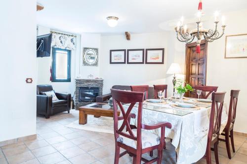jadalnia i salon ze stołem i krzesłami w obiekcie Mafloras Suites El Bosque w mieście El Bosque