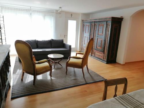 a living room with a couch and two chairs and a table at a casa in Thalheim
