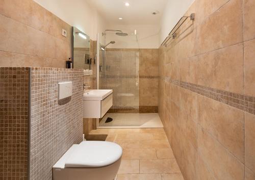 Un baño de Holzer II