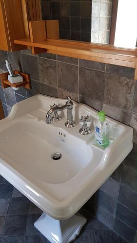 a white sink in a bathroom with a mirror at Suites storica in Palazzo antico del 1858 in pieno centro in Agnone
