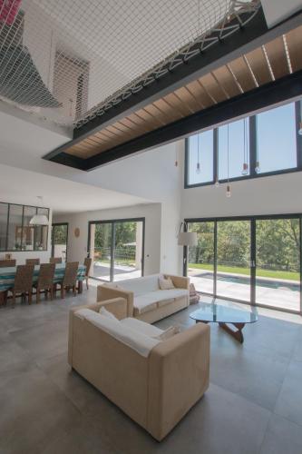 un salon avec deux canapés et une table dans l'établissement Villa Les Colles, à Châteauneuf