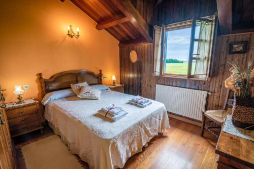 Katil atau katil-katil dalam bilik di Apartamentos Rurales el Ferreirón