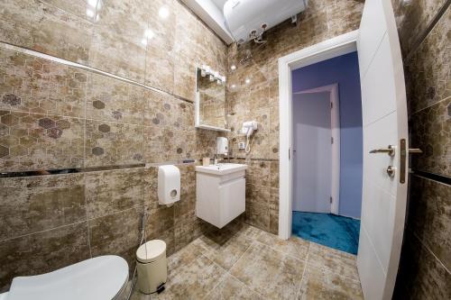 y baño con aseo y lavamanos. en Sofia Artist Life Apartment, en Sofía