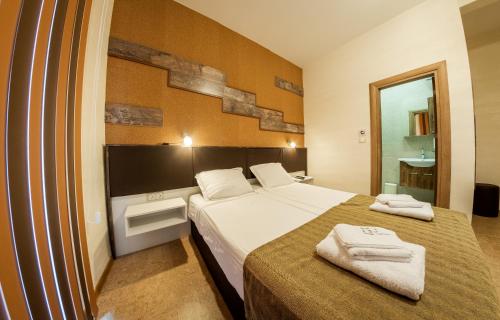 een hotelkamer met twee bedden en een spiegel bij Sofia Industrial Life Apartment in Sofia