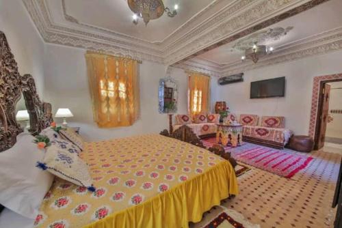 Postel nebo postele na pokoji v ubytování PALAIS LARAICHI Riad la porte bleue suites