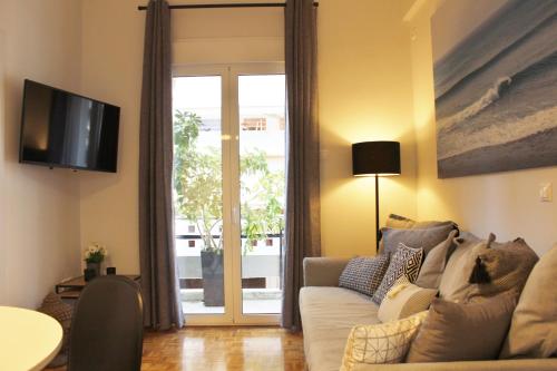 Televízia a/alebo spoločenská miestnosť v ubytovaní Athenian Hub Luxe Loft