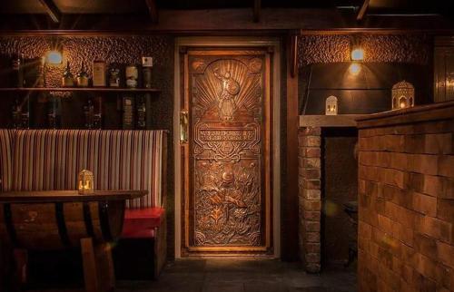 uma grande porta de madeira num quarto com uma mesa em Killoughagh House em Cushendall