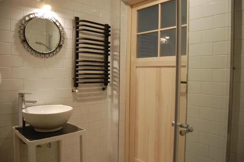 W łazience znajduje się umywalka i lustro. w obiekcie Salve Regina w mieście Sandomierz