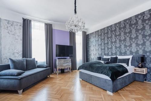 1 dormitorio con 1 cama y 1 sofá en Sophies Place Yppenplatz - Imperial Lifestyle City Apartments Vienna Parking en Viena