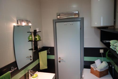 布德瓦的住宿－Mirta Apartments Family Farm，带淋浴、盥洗盆和镜子的浴室