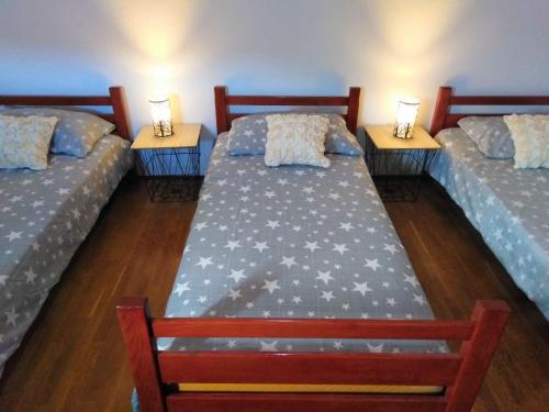 SavarにあるApartments Sea Viewのベッド2台、ランプ2つ(テーブル付)が備わる客室です。