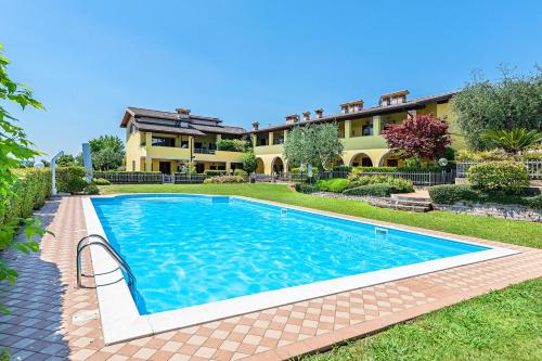 una piscina di fronte a una casa di Alessandra 2 Apartment by Wonderful Italy a Padenghe sul Garda