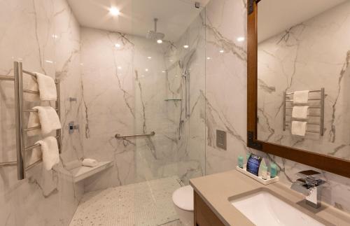 
A bathroom at Kingfisher Oceanside Resort & Spa
