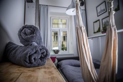 un asciugamano seduto sopra un tavolo di legno di Wake Up Wellness Hostel a Brno