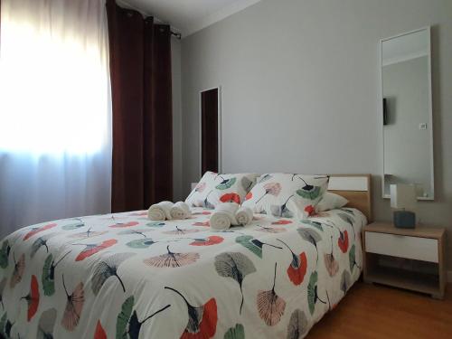 a bedroom with a bed with towels on it at Ninho Jardim do Morro in Vila Nova de Gaia