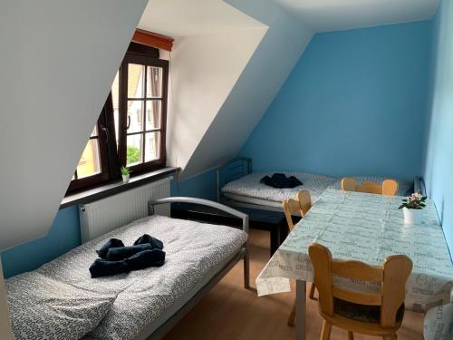 Habitación con 2 camas, mesa y sillas en Belle Vue Apartrooms, en Fürth